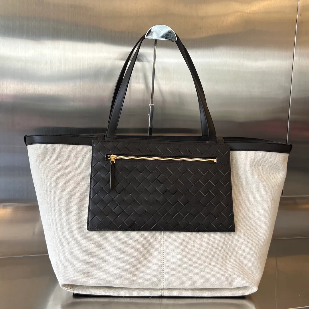 BV's new Flip Flap tote handbag 754915 is suitable for both men and women. It is made of primary-color canvas fabric. It is casual and resistant, with a zipper pouch extending on the front of the bag. It can be folded inside and outside. It is made of contrasting lntrecciato woven calfskin, canvas and leather. It enhances the flexibility of the leather, is durable and not outdated, and is lazy to the core. It is really cool and super practical. The best companion for travel and commuting🥰🥰 Size: 38x30.5x28 P1920